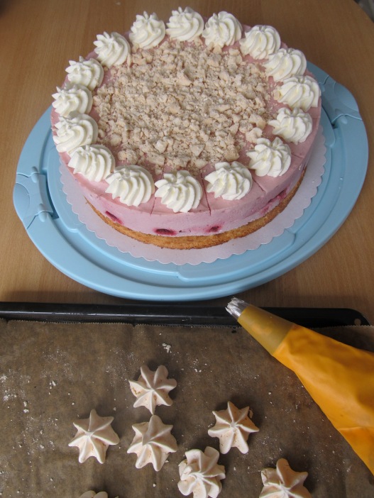 Himbeer Sahne Torte mit Baiser