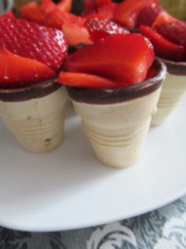Frischkäse Mousse mit Erdbeeren im Waffelbecher