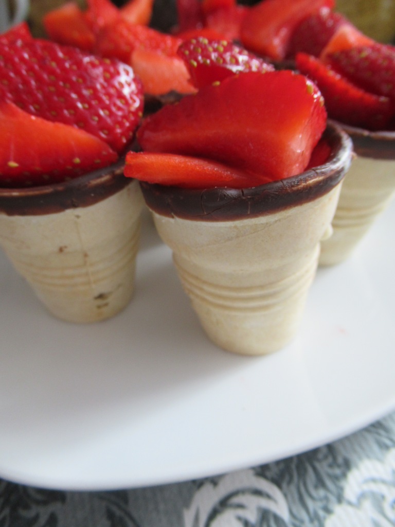 Sommer Dessert… Frischkäse Mousse mit Erdbeeren im Waffelbecher – Die ...